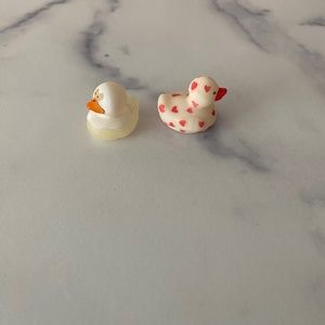 🔴2 Mini Holiday Rubber Ducks